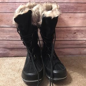Black lace up snow boots with fur